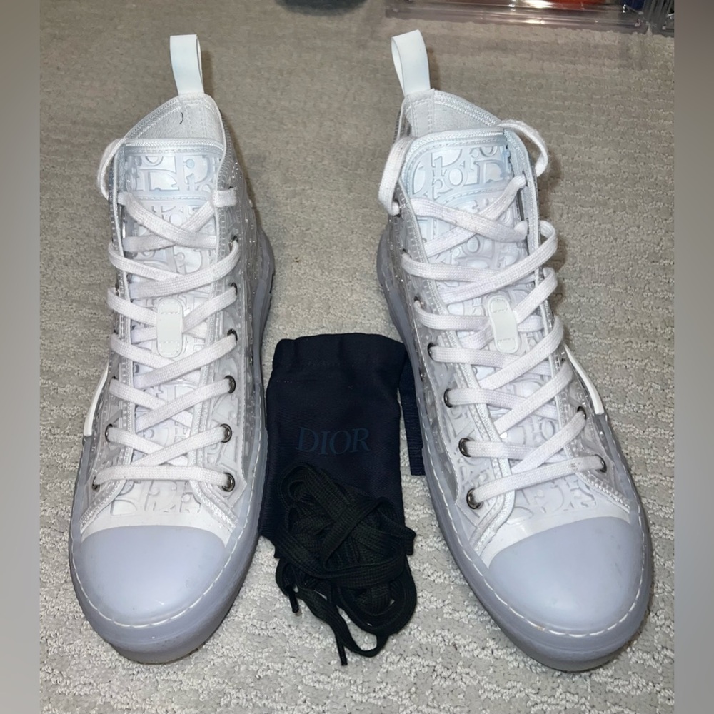 I no longer wear these shoes. the color is transparent